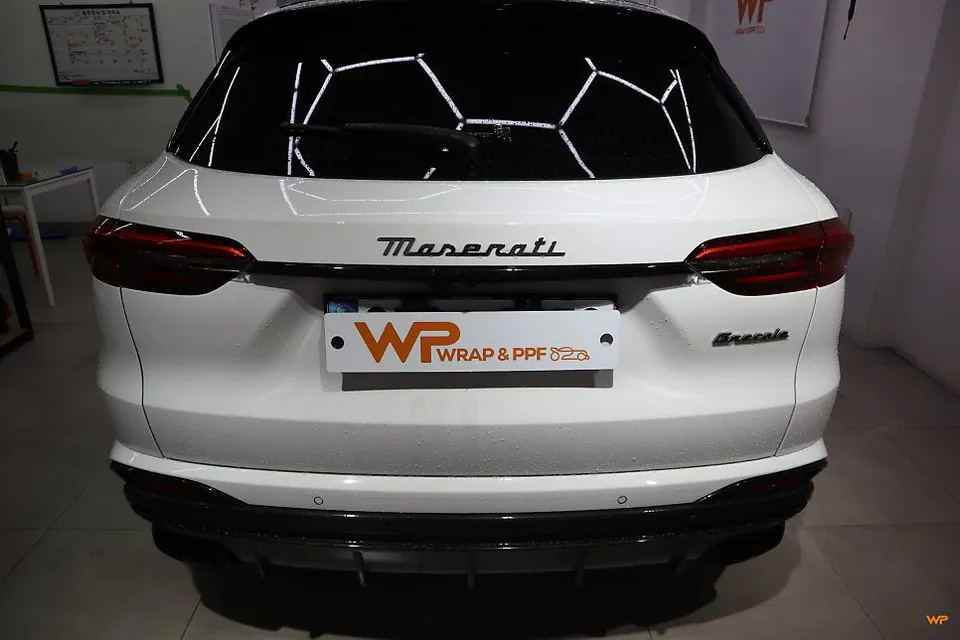 Maserati Grecaleのカーラッピング事例：エメラルドグリーンへの変貌 施工写真 2-2