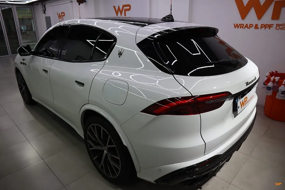 Maserati Grecaleのカーラッピング事例：エメラルドグリーンへの変貌 施工写真 1-3