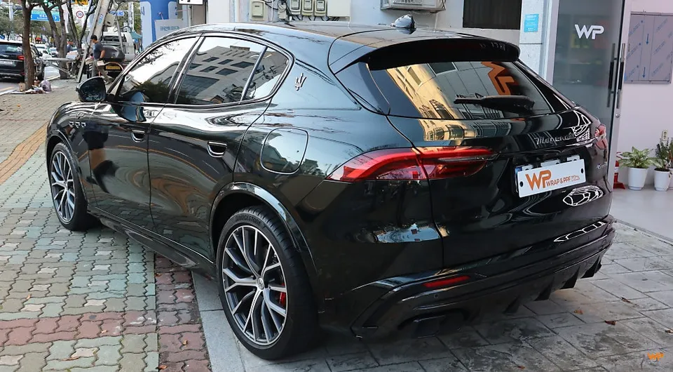 Maserati Grecaleのカーラッピング事例：エメラルドグリーンへの変貌 施工写真 2-3