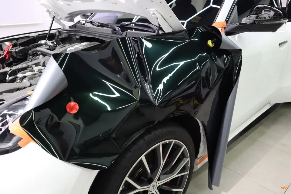 Maserati Grecaleのカーラッピング事例：エメラルドグリーンへの変貌 施工写真 3-3