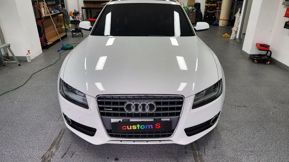 Audi A5のカーラッピング事例｜ルーフトップと室内アンビエント 写真
