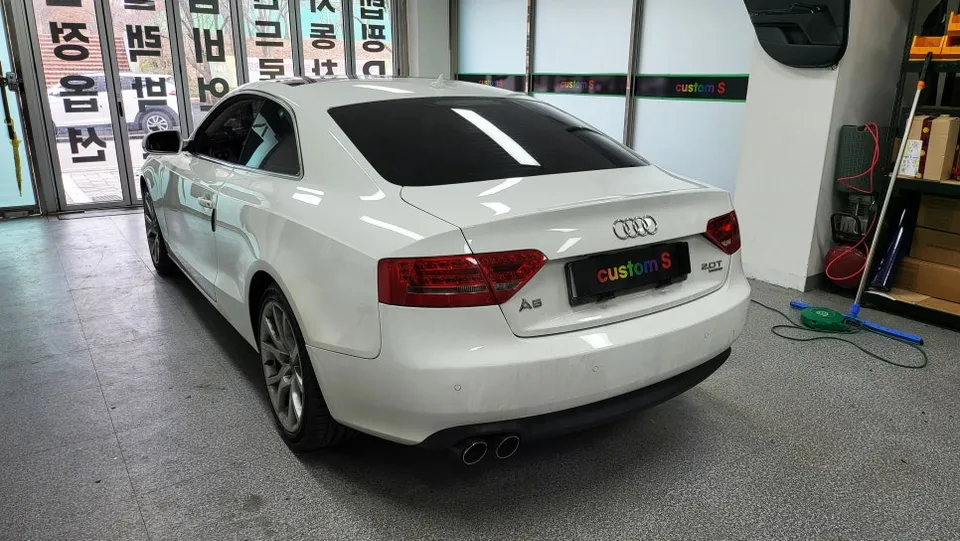 Audi A5のカーラッピング事例｜ルーフトップと室内アンビエント 施工写真 3-1