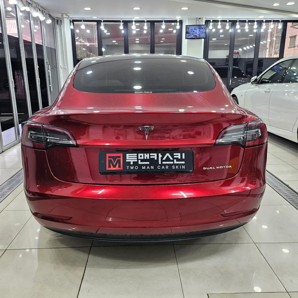 Tesla Model 3のカーラッピング事例｜2年使用後の剥離 施工写真 3-1