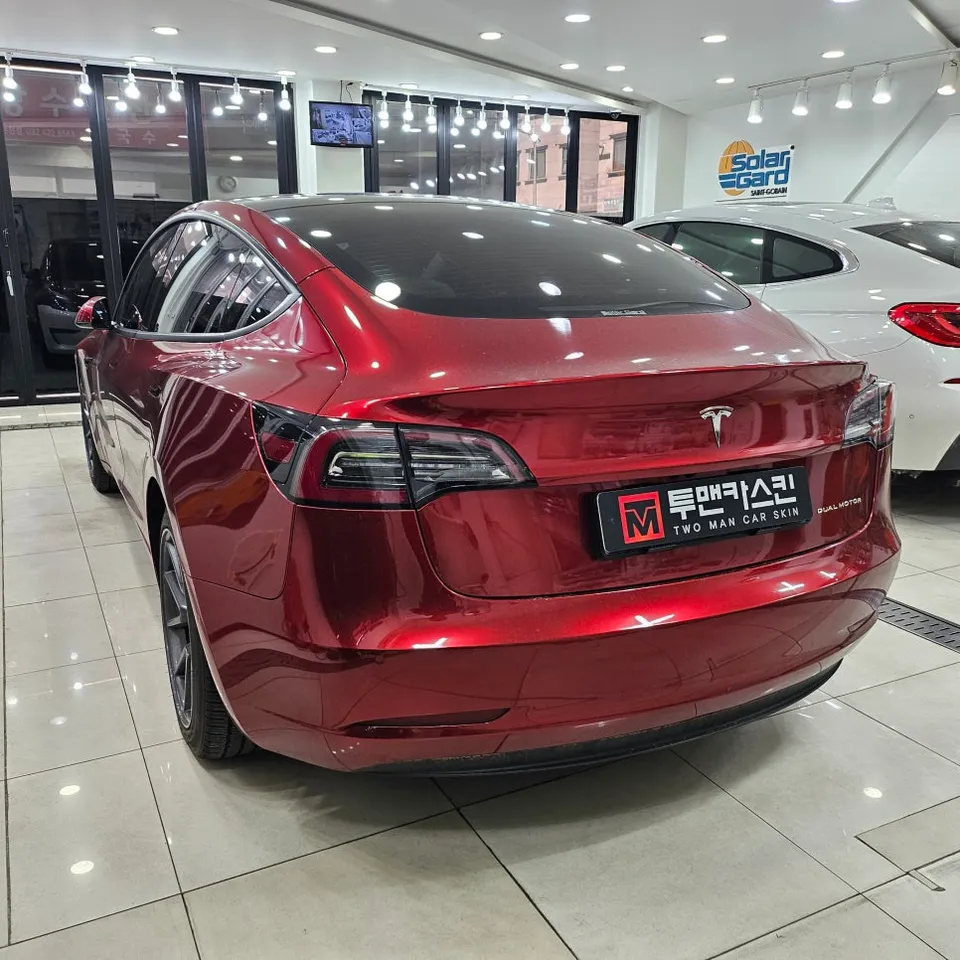 Tesla Model 3のカーラッピング事例｜2年使用後の剥離 施工写真 1-2