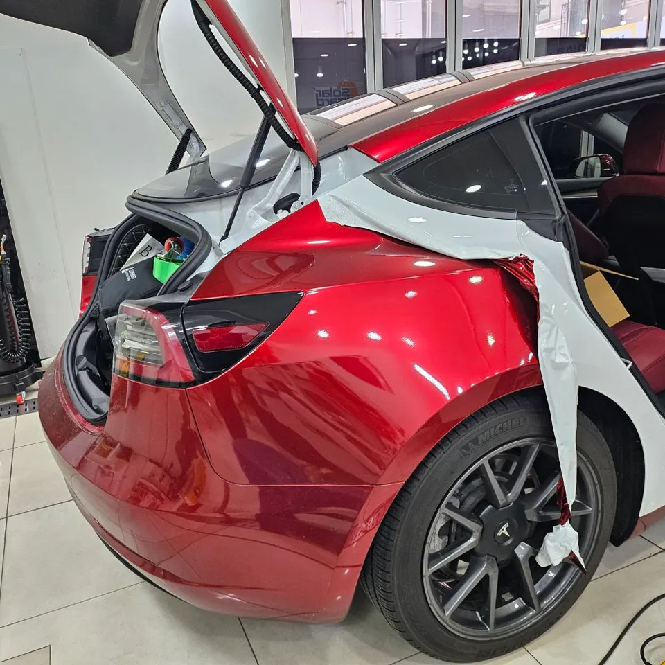 Tesla Model 3のカーラッピング事例｜2年使用後の剥離 施工写真 3-2