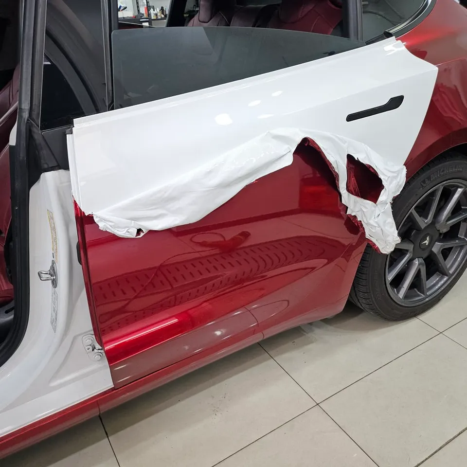 Tesla Model 3のカーラッピング事例｜2年使用後の剥離 施工写真 1-3