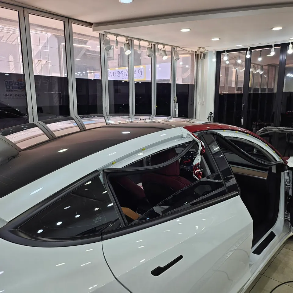 Tesla Model 3のカーラッピング事例｜2年使用後の剥離 施工写真 2-3