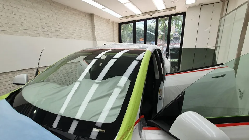 Tesla Model Yのカーフィルム施工事例|費用目安・仕上がり 施工写真 1-2