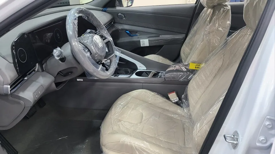 Hyundai Elantraのドライブレコーダー取付事例 施工写真 4-1
