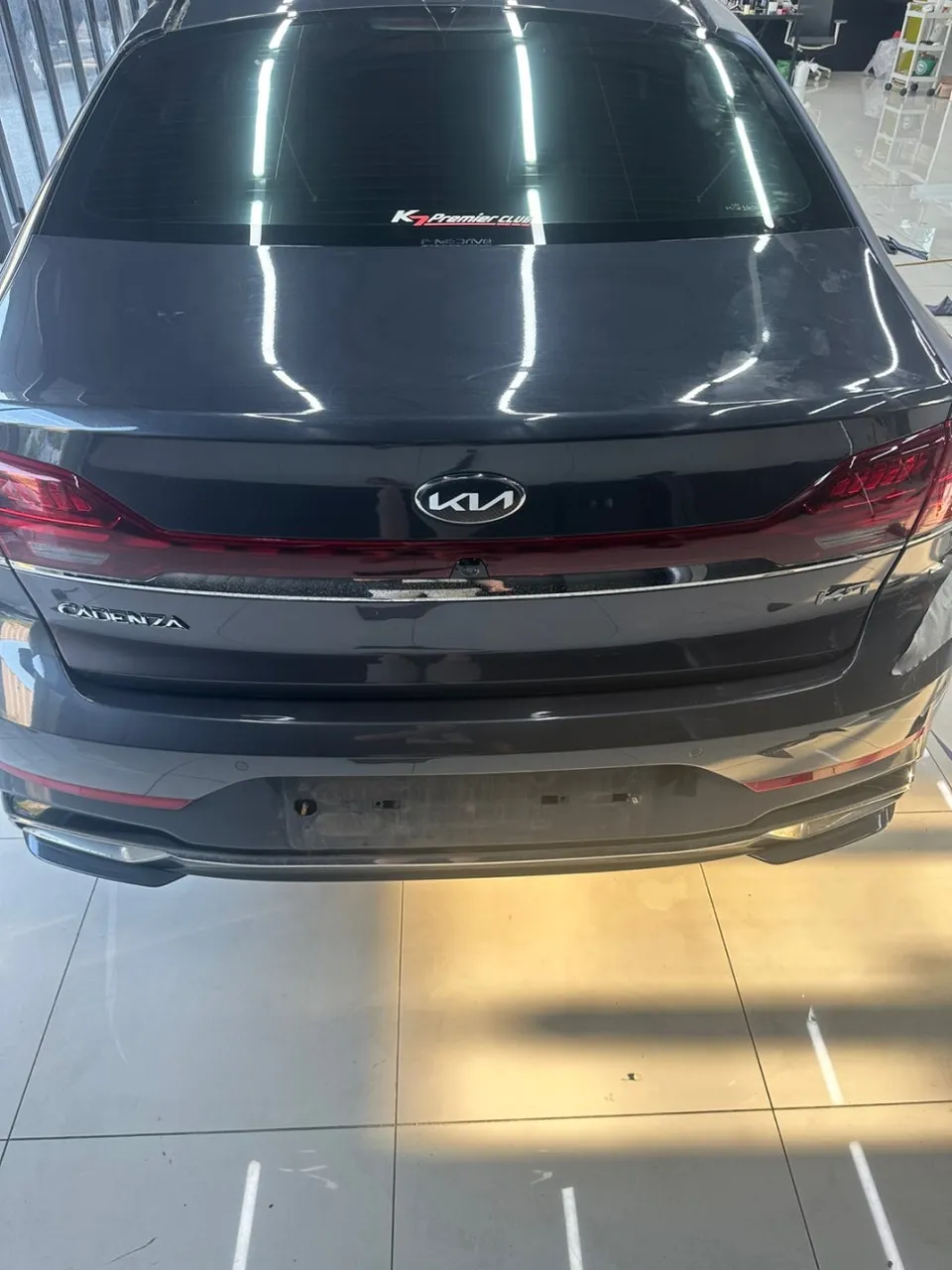 Kia K7 Premierのカーラッピング事例|サテンブルーの仕上がり 施工写真 2-1