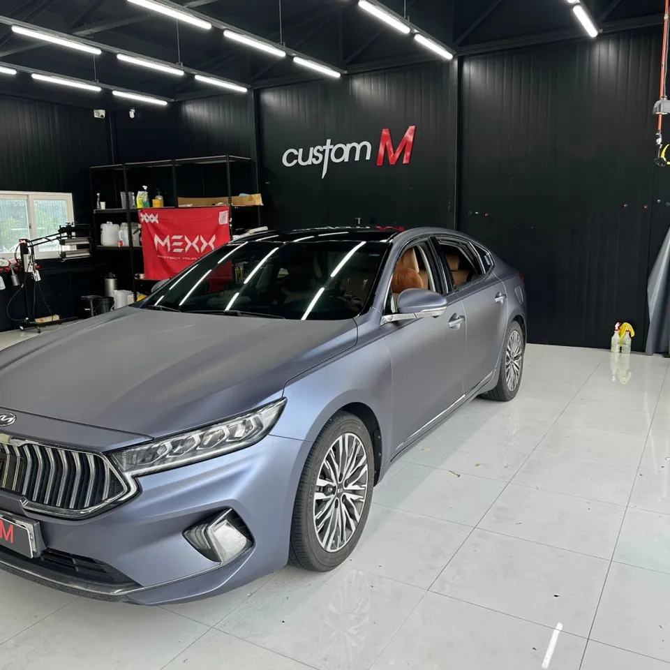 Kia K7 Premierのカーラッピング事例|サテンブルーの仕上がり 施工写真 3-1