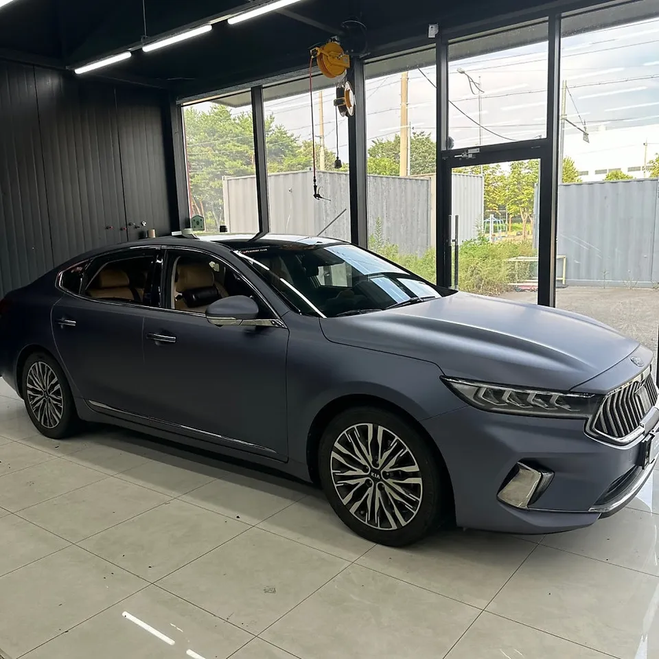 Kia K7 Premierのカーラッピング事例|サテンブルーの仕上がり 施工写真 1-2