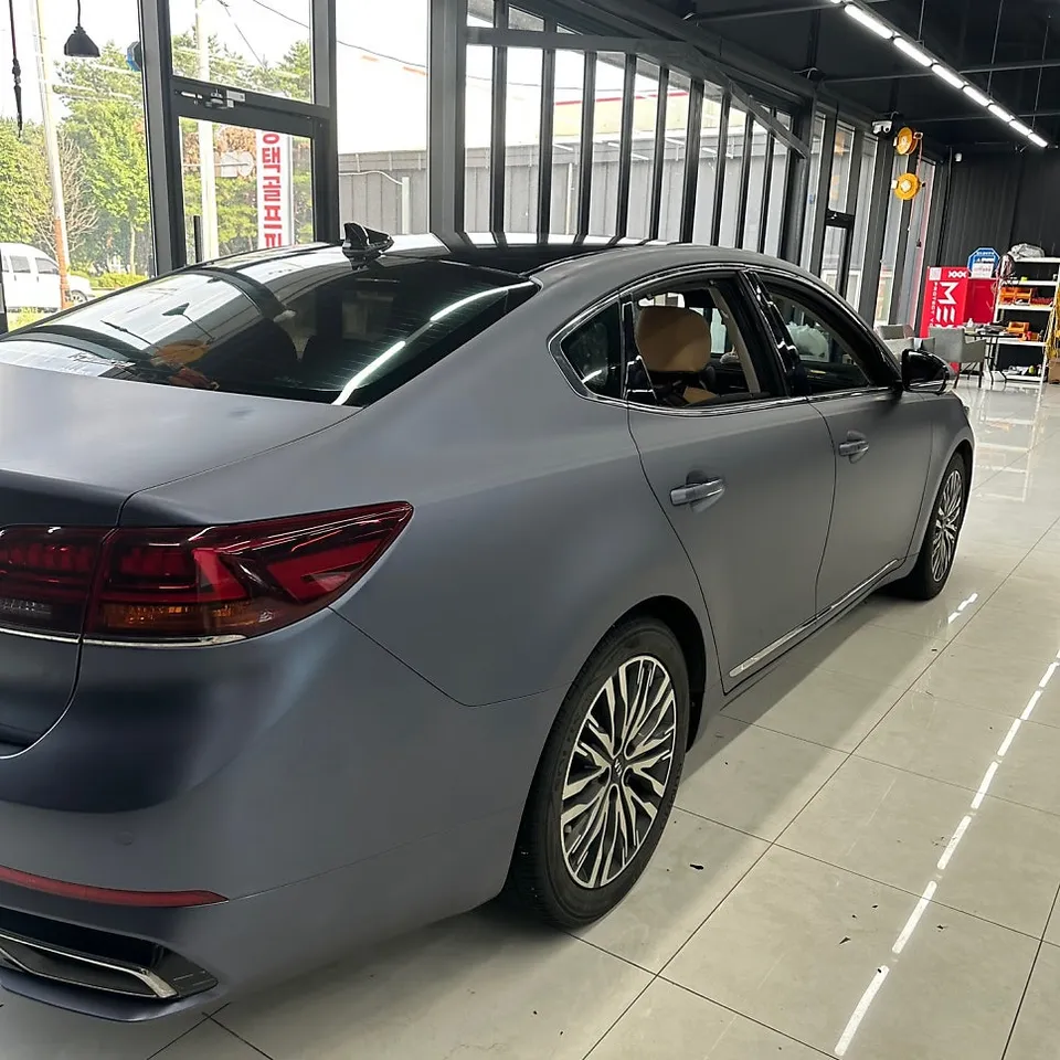 Kia K7 Premierのカーラッピング事例|サテンブルーの仕上がり 施工写真 2-2