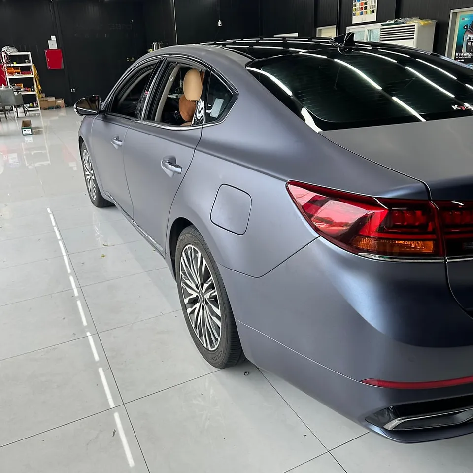 Kia K7 Premierのカーラッピング事例|サテンブルーの仕上がり 施工写真 3-2