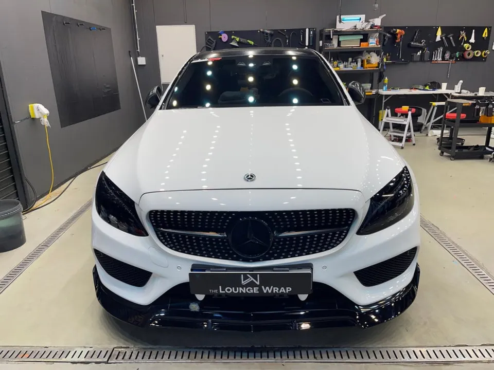 Mercedes-Benz Cクラスのカーラッピング事例|マットメタリックピンク 施工写真 1-1
