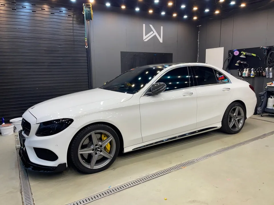 Mercedes-Benz Cクラスのカーラッピング事例|マットメタリックピンク 施工写真 2-1