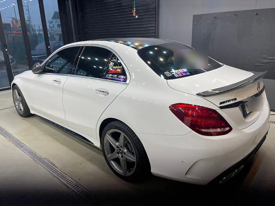 Mercedes-Benz Cクラスのカーラッピング事例|マットメタリックピンク 施工写真 3-1