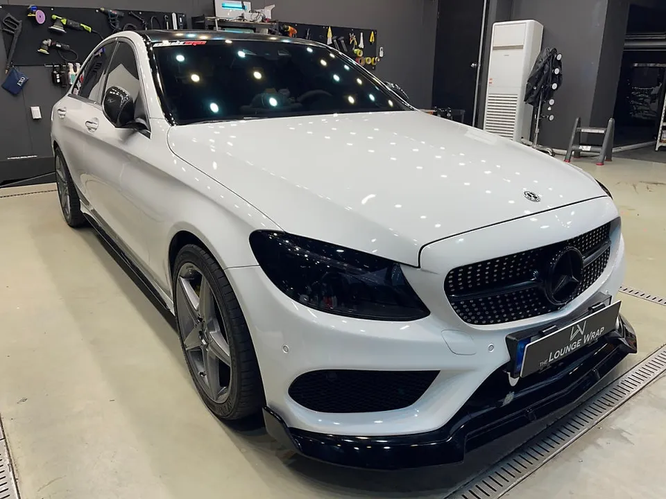 Mercedes-Benz Cクラスのカーラッピング事例|マットメタリックピンク 施工写真 2-2