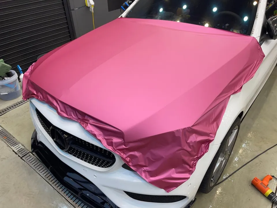 Mercedes-Benz Cクラスのカーラッピング事例|マットメタリックピンク 施工写真 2-3