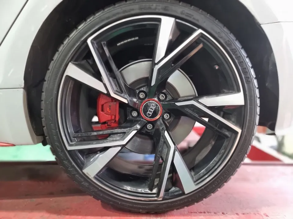 Audi S5のホイールリペア・塗装事例 施工写真 1-2