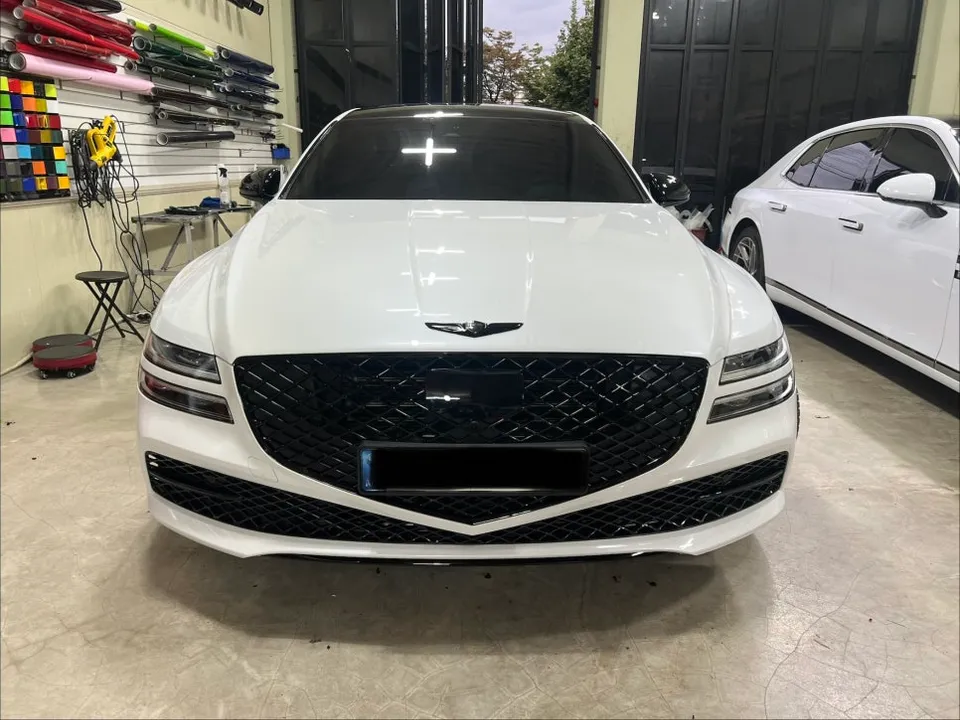 Genesis G80のカーラッピング事例:クローム除去で洗練された印象に 施工写真 2-1