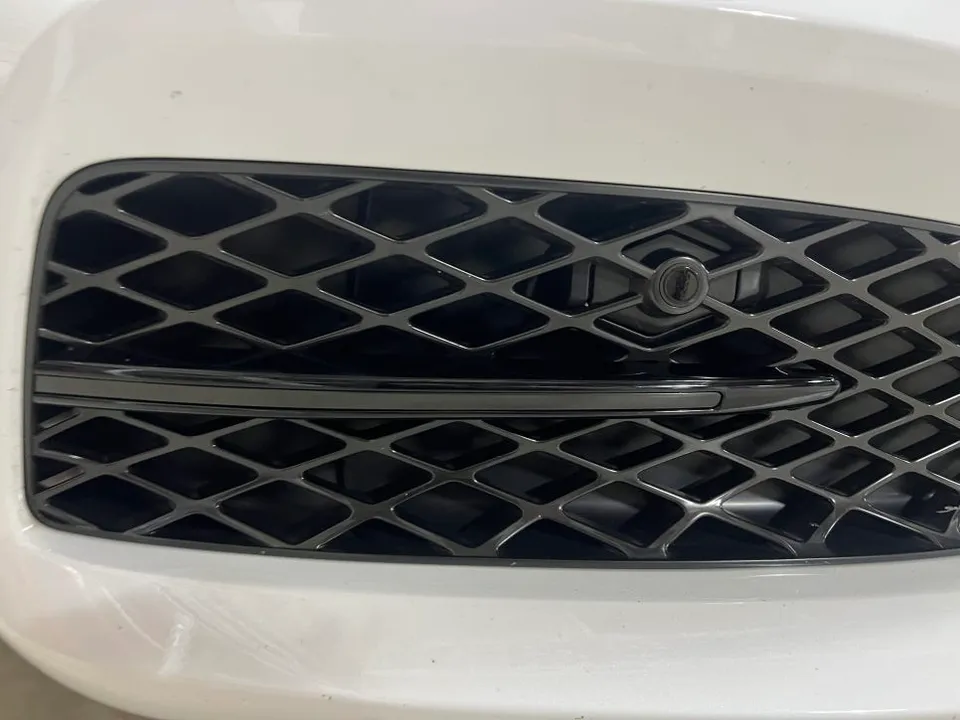 Genesis G80のカーラッピング事例:クローム除去で洗練された印象に 施工写真 1-2
