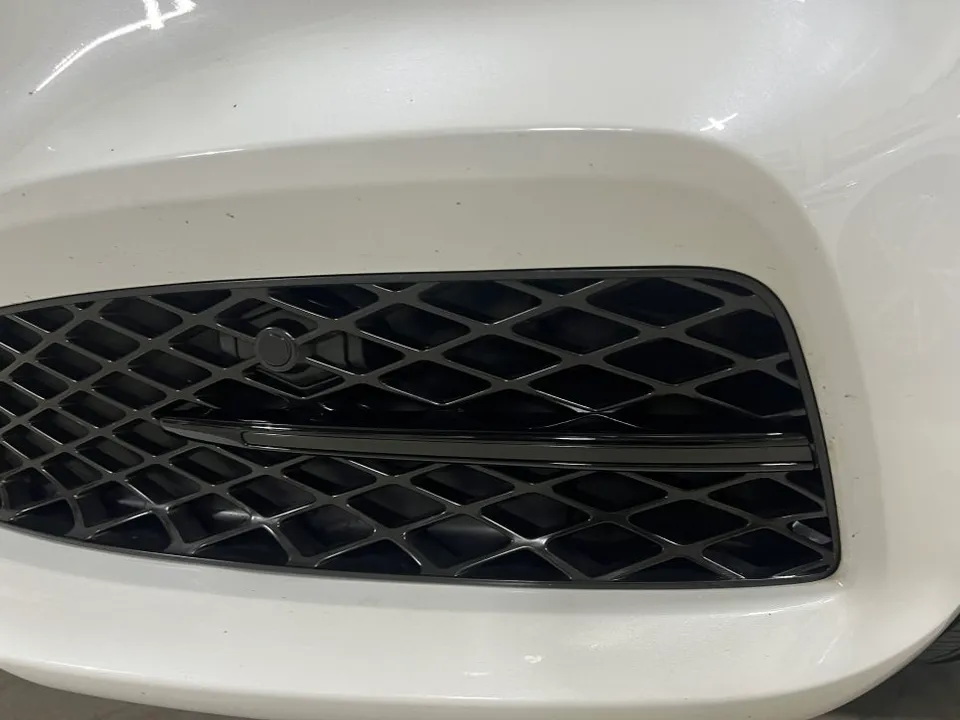 Genesis G80のカーラッピング事例:クローム除去で洗練された印象に 施工写真 2-2
