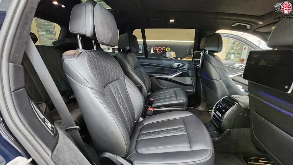 BMW X7 interior customization - BMW X7 Interior Customization Review: Comfort & Luxury photo 3