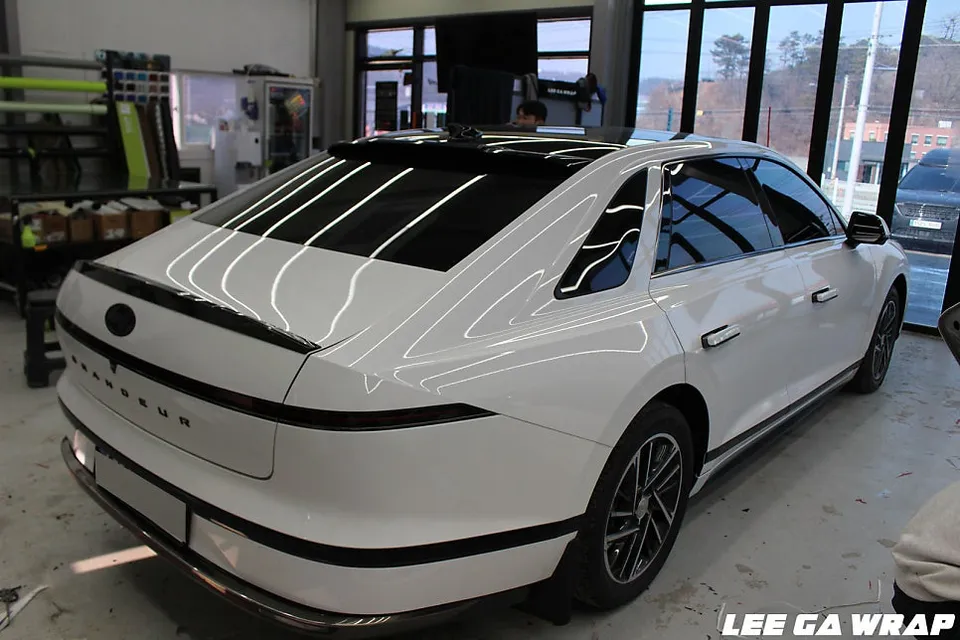 Hyundai Grandeur GN7のデュオトーンラッピング事例 施工写真 2-1