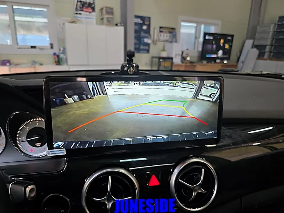 Mercedes-Benz GLKのAndroid Auto・CarPlay取付事例 施工写真 1-2