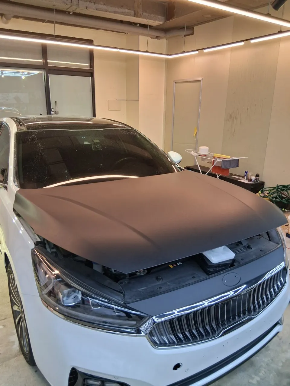 Kia K7 YGのカーラッピング事例｜マットブラックで高級感アップ 施工写真 3-1