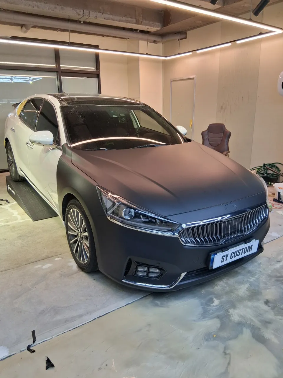 Kia K7 YGのカーラッピング事例｜マットブラックで高級感アップ 施工写真 3-2