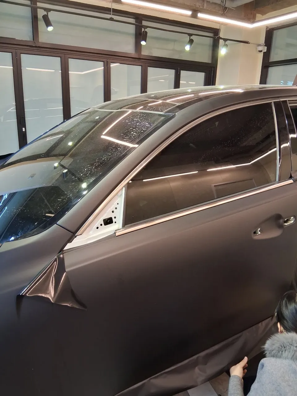 Kia K7 YGのカーラッピング事例｜マットブラックで高級感アップ 施工写真 1-3