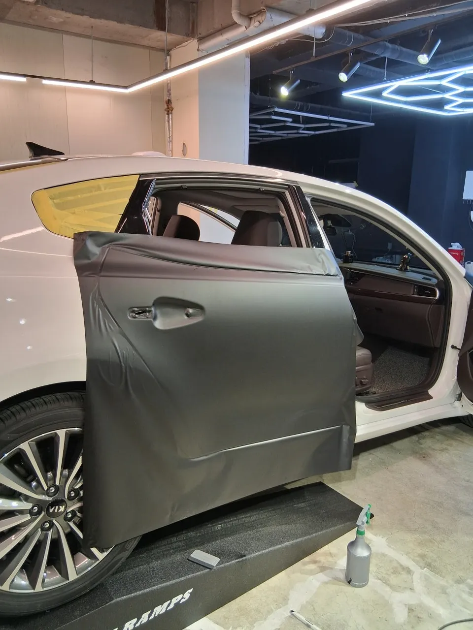Kia K7 YGのカーラッピング事例｜マットブラックで高級感アップ 施工写真 2-3