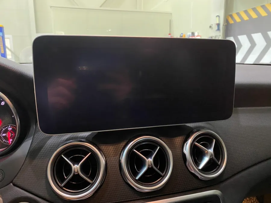 Mercedes-Benz GLAのAndroid Auto・CarPlay取付事例 施工写真 2