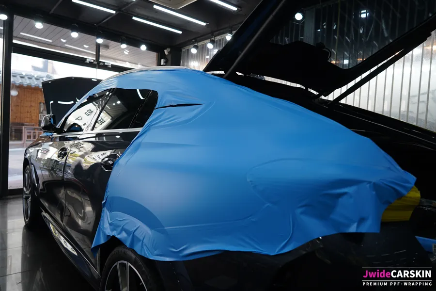 BMW X6のカーラッピング事例｜3Mリビエラブルー 施工写真 2-3