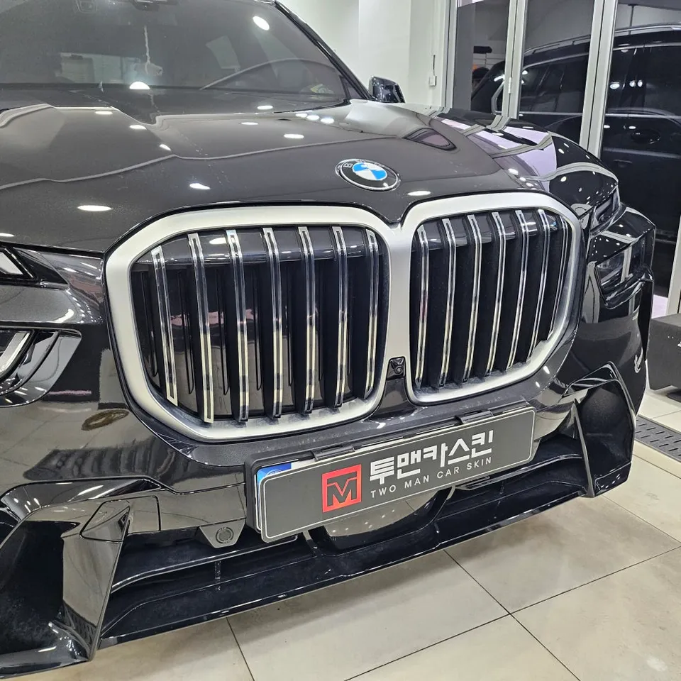 BMW X7のカーラッピング事例|クロームメッキをブラック化 施工写真 1-2