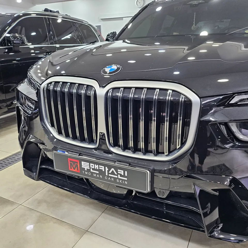 BMW X7のカーラッピング事例|クロームメッキをブラック化 施工写真 2-2