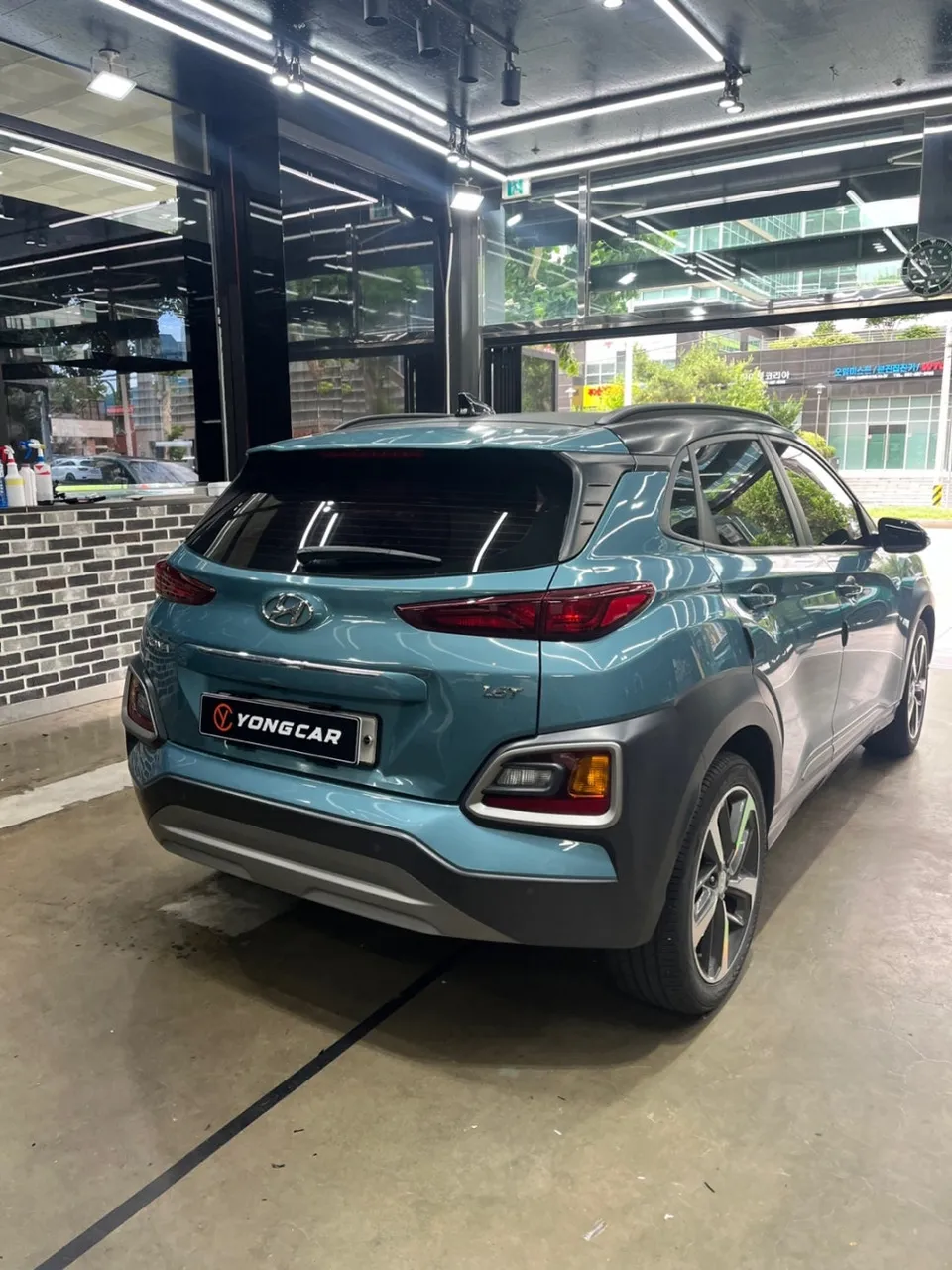 Hyundai Konaのカーラッピング事例｜費用目安・仕上がり 施工写真 1-2