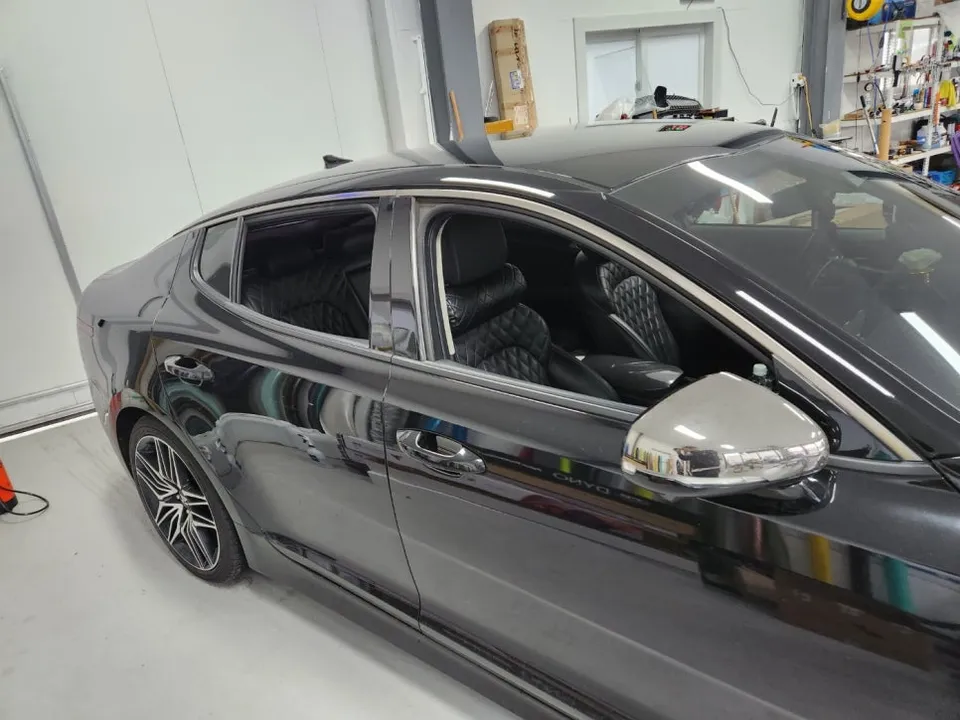 Kia Stingerのカーラッピング事例|クローム除去とスモークPPF 施工写真 2-1