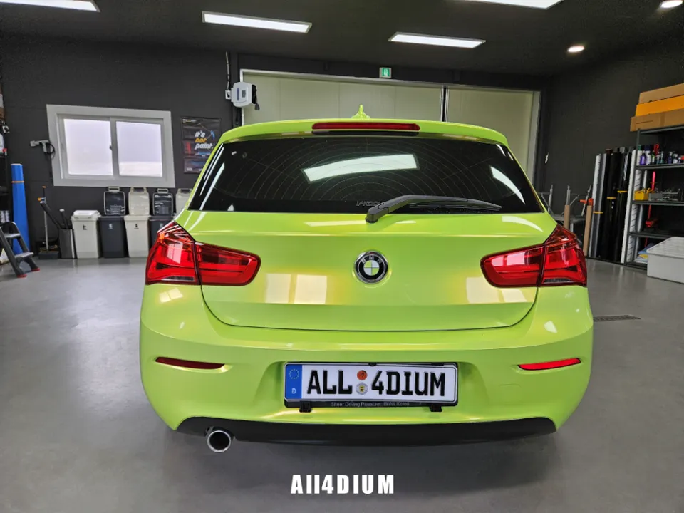 BMW 1 Seriesのカーラッピング事例｜サテンダークグレーへの変身 施工写真 1-2