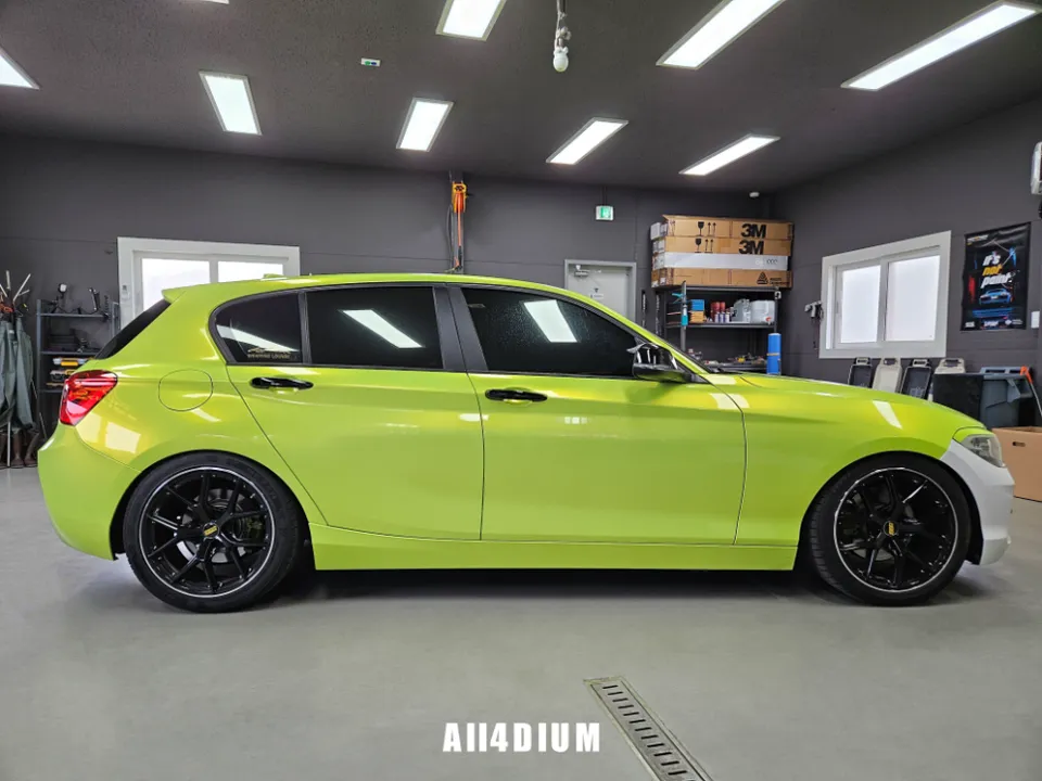 BMW 1 Seriesのカーラッピング事例｜サテンダークグレーへの変身 施工写真 2-2