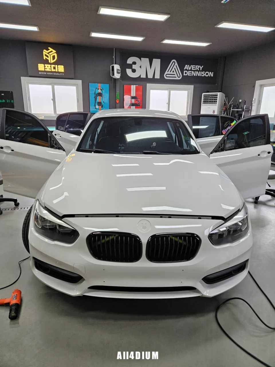 BMW 1 Seriesのカーラッピング事例｜サテンダークグレーへの変身 施工写真 2-3