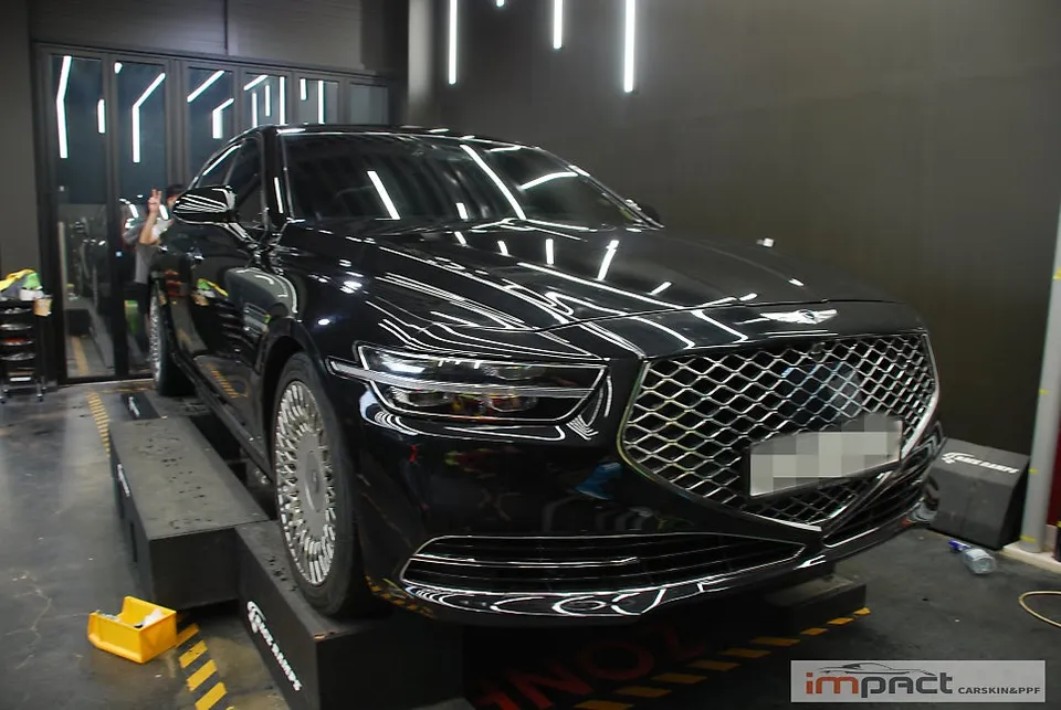 Genesis G90のカーラッピング事例｜ホワイトフィルムでイメージチェンジ 写真