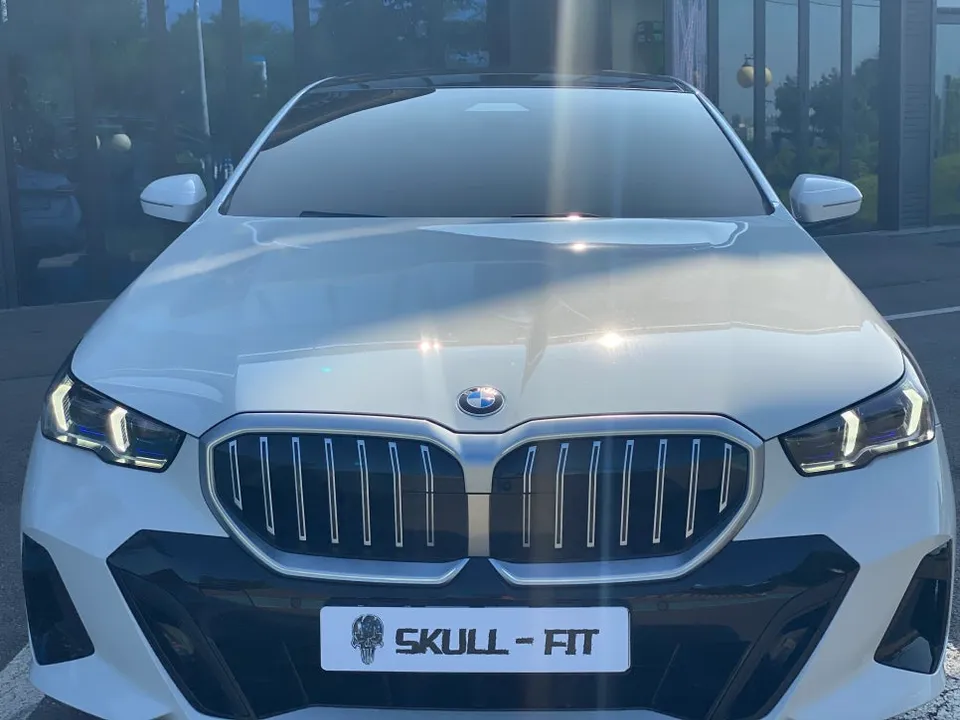 BMW 5 SeriesのPPF施工事例｜フロントガラス保護 施工写真 1-1