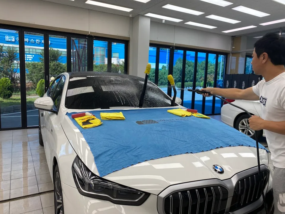BMW 5 SeriesのPPF施工事例｜フロントガラス保護 施工写真 5-1