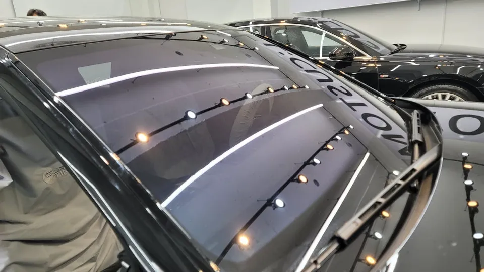 Mercedes-Benz S-Classのドライブレコーダー取付事例 施工写真 3-2