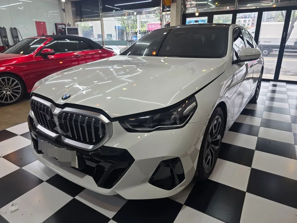 BMW G60 5 Series Vinyl Wrap Review: Chrome Delete