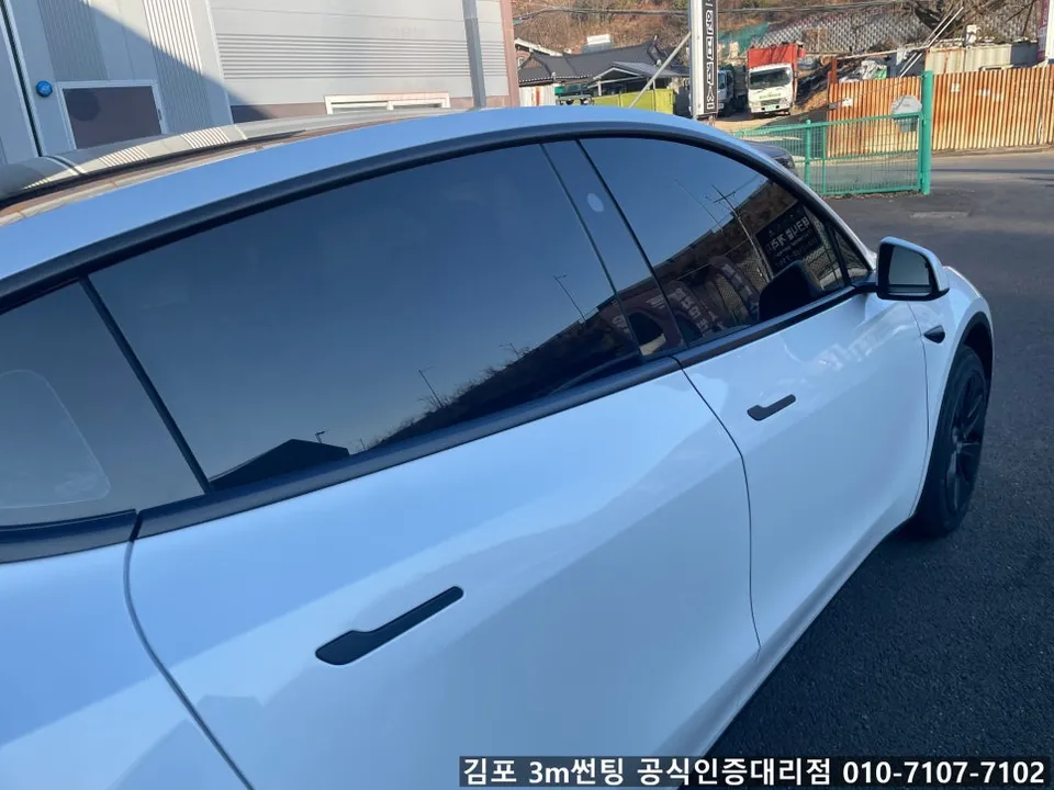 Tesla Model Yのカーフィルム施工事例|費用目安・仕上がり 施工写真 3-1