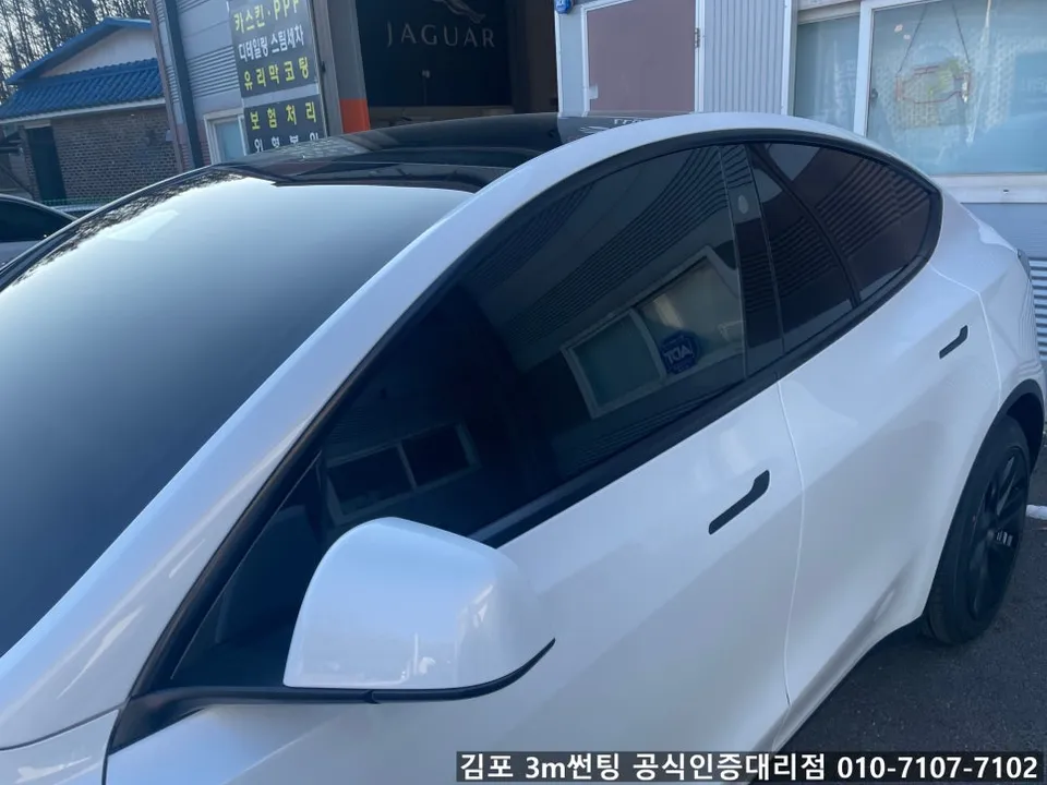 Tesla Model Yのカーフィルム施工事例|費用目安・仕上がり 施工写真 2-2